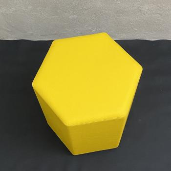 gelber sechseckiger Hocker.